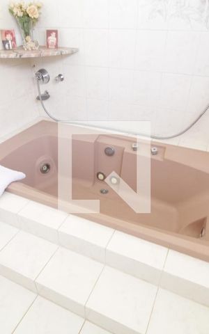 Casa para alugar com 450m², 4 quartos e 4 vagasBanheira do Quarto 3