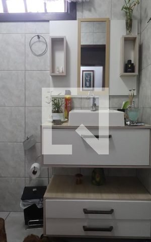 Casa à venda com 150m², 4 quartos e 2 vagasBanheiro 1