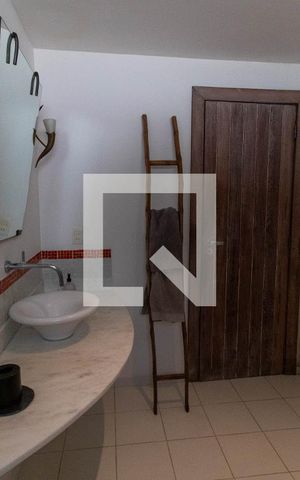 Casa de condomínio à venda com 357m², 4 quartos e 3 vagas Casa de condomínio à venda com 357m², 4 quartos e 3 vagasBanheiro 2