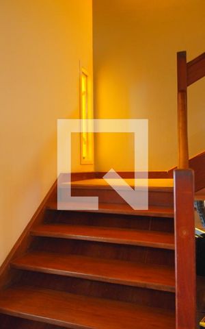 Casa à venda com 350m², 3 quartos e 2 vagasEscada - Acesso Quartos