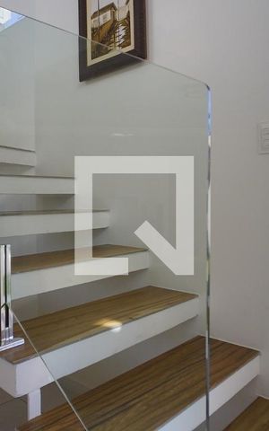 Casa para alugar com 600m², 3 quartos e 5 vagasEscada