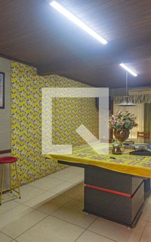 Casa à venda com 350m², 5 quartos e 5 vagas Casa à venda com 350m², 5 quartos e 5 vagasSala de Jogos
