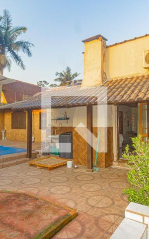Casa à venda com 350m², 5 quartos e 5 vagas Casa à venda com 350m², 5 quartos e 5 vagasFachada posterior