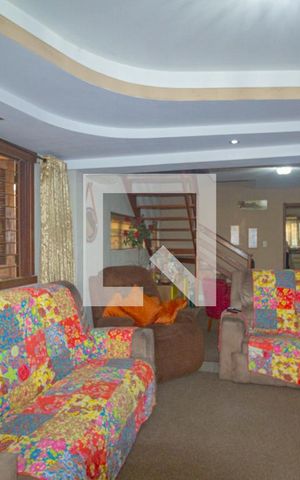 Casa à venda com 350m², 5 quartos e 5 vagas Casa à venda com 350m², 5 quartos e 5 vagasSala