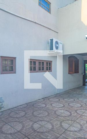 Casa à venda com 350m², 5 quartos e 5 vagas Casa à venda com 350m², 5 quartos e 5 vagasFachada Lateral