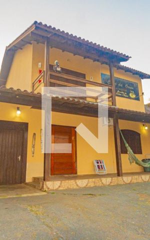 Casa à venda com 350m², 5 quartos e 5 vagas Casa à venda com 350m², 5 quartos e 5 vagasFachada