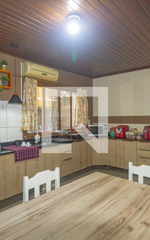 Casa à venda com 350m², 5 quartos e 5 vagas Casa à venda com 350m², 5 quartos e 5 vagasCozinha - Armários