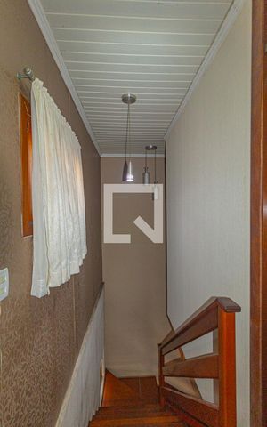 Casa à venda com 350m², 5 quartos e 5 vagas Casa à venda com 350m², 5 quartos e 5 vagasEscada