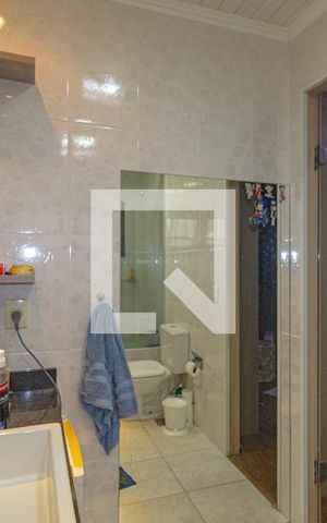 Casa à venda com 350m², 5 quartos e 5 vagas Casa à venda com 350m², 5 quartos e 5 vagasBanheiro da suíte 5