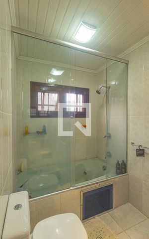 Casa à venda com 350m², 5 quartos e 5 vagas Casa à venda com 350m², 5 quartos e 5 vagasBanheiro da suíte 5