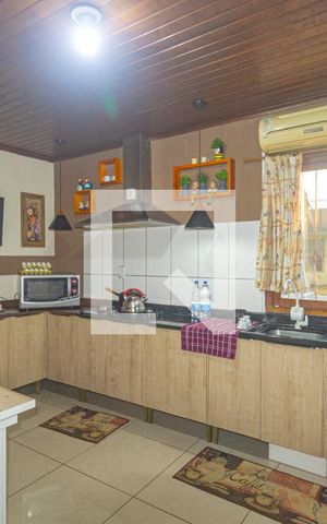 Casa à venda com 350m², 5 quartos e 5 vagas Casa à venda com 350m², 5 quartos e 5 vagasCozinha - Armários