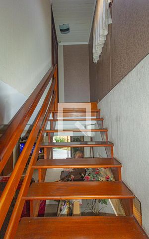 Casa à venda com 350m², 5 quartos e 5 vagas Casa à venda com 350m², 5 quartos e 5 vagasEscada