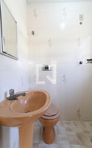 Casa para alugar com 100m², 2 quartos e 1 vaga Casa para alugar com 100m², 2 quartos e 1 vagaBanheiro de Serviço