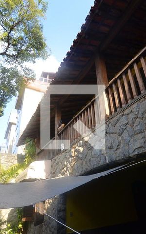 Casa à venda com 264m², 4 quartos e 3 vagas Casa à venda com 264m², 4 quartos e 3 vagasFachada