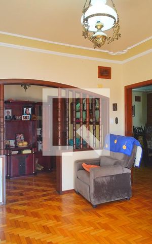 Casa à venda com 450m², 4 quartos e 5 vagas Casa à venda com 450m², 4 quartos e 5 vagasSala