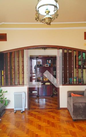 Casa à venda com 450m², 4 quartos e 5 vagas Casa à venda com 450m², 4 quartos e 5 vagasSala