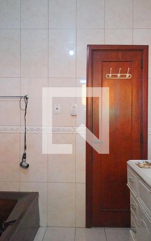 Casa à venda com 450m², 4 quartos e 5 vagas Casa à venda com 450m², 4 quartos e 5 vagasBanheiro da Suíte 2