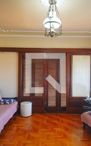 Casa à venda com 450m², 4 quartos e 5 vagas Casa à venda com 450m², 4 quartos e 5 vagasSala