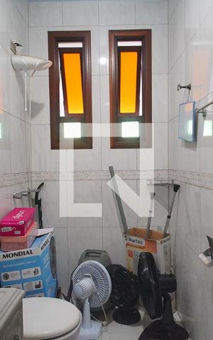 Casa à venda com 450m², 4 quartos e 5 vagas Casa à venda com 450m², 4 quartos e 5 vagasBanheiro da Suíte 1