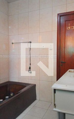 Casa à venda com 450m², 4 quartos e 5 vagas Casa à venda com 450m², 4 quartos e 5 vagasBanheiro da Suíte 2