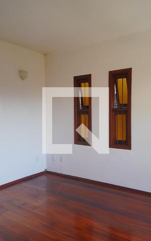 Casa à venda com 416m², 4 quartos e 2 vagas Casa à venda com 416m², 4 quartos e 2 vagasSala
