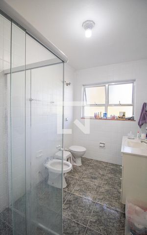 Casa à venda com 200m², 3 quartos e 4 vagas Casa à venda com 200m², 3 quartos e 4 vagasBanheiro 1