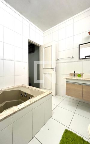 Casa para alugar com 465m², 5 quartos e 6 vagas Casa para alugar com 465m², 5 quartos e 6 vagasBanheiro da Suíte