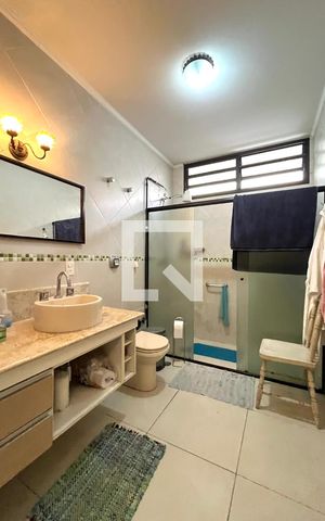 Casa para alugar com 465m², 5 quartos e 6 vagas Casa para alugar com 465m², 5 quartos e 6 vagasBanheiro Corredor