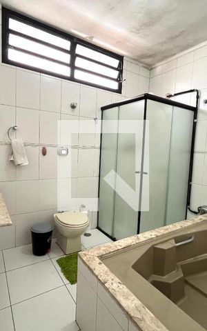 Casa para alugar com 465m², 5 quartos e 6 vagas Casa para alugar com 465m², 5 quartos e 6 vagasBanheiro da Suíte