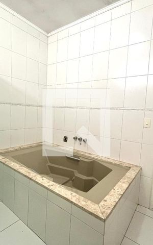 Casa para alugar com 465m², 5 quartos e 6 vagas Casa para alugar com 465m², 5 quartos e 6 vagasBanheiro da Suíte