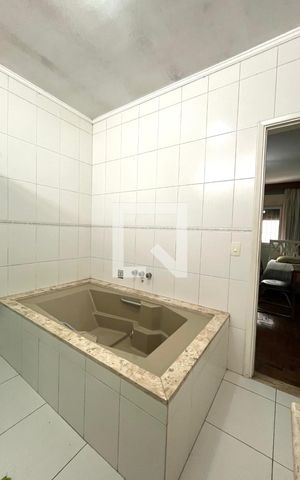 Casa para alugar com 465m², 5 quartos e 6 vagas Casa para alugar com 465m², 5 quartos e 6 vagasBanheiro da Suíte