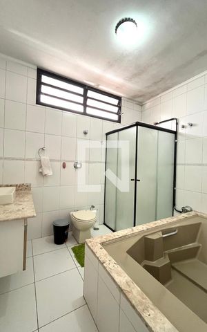 Casa para alugar com 465m², 5 quartos e 6 vagas Casa para alugar com 465m², 5 quartos e 6 vagasBanheiro da Suíte