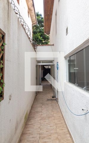 Casa à venda com 200m², 3 quartos e 2 vagas Casa à venda com 200m², 3 quartos e 2 vagasCorredor