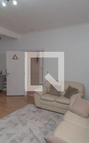 Casa à venda com 240m², 4 quartos e 2 vagas Casa à venda com 240m², 4 quartos e 2 vagasSala