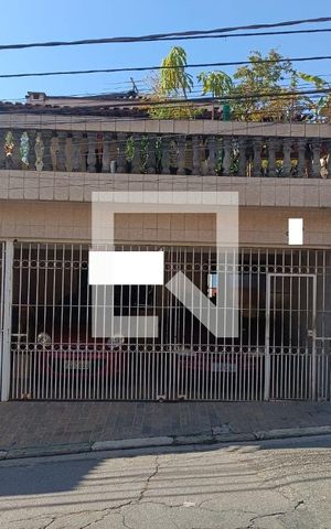 Casa à venda com 240m², 4 quartos e 2 vagas Casa à venda com 240m², 4 quartos e 2 vagasFachada