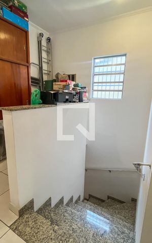 Casa para alugar com 150m², 3 quartos e 4 vagas Casa para alugar com 150m², 3 quartos e 4 vagasEscada