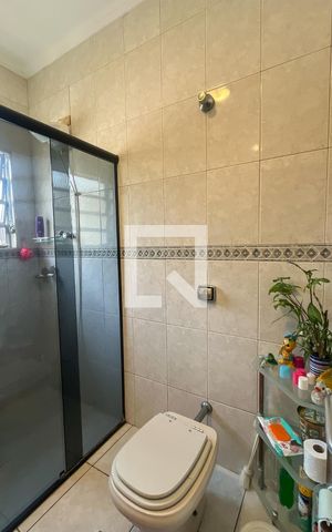 Casa para alugar com 150m², 3 quartos e 4 vagas Casa para alugar com 150m², 3 quartos e 4 vagasBanheiro Corredor