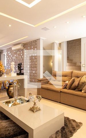 Casa de condomínio à venda com 464m², 4 quartos e 4 vagas Casa de condomínio à venda com 464m², 4 quartos e 4 vagasSala