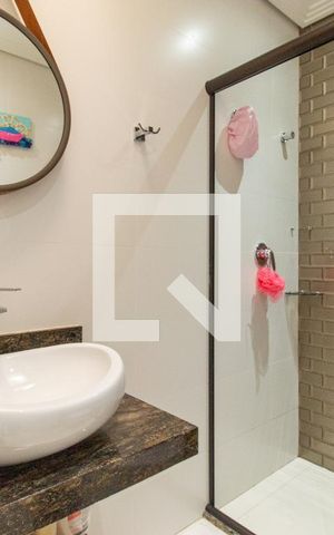 Casa de condomínio à venda com 464m², 4 quartos e 4 vagas Casa de condomínio à venda com 464m², 4 quartos e 4 vagasBanheiro