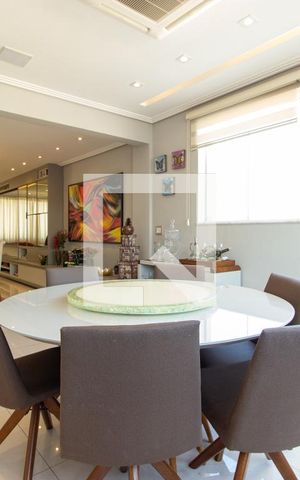 Casa de condomínio à venda com 464m², 4 quartos e 4 vagas Casa de condomínio à venda com 464m², 4 quartos e 4 vagasSala