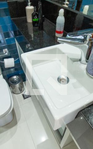 Casa de condomínio à venda com 464m², 4 quartos e 4 vagas Casa de condomínio à venda com 464m², 4 quartos e 4 vagasBanheiro da Suíte 2
