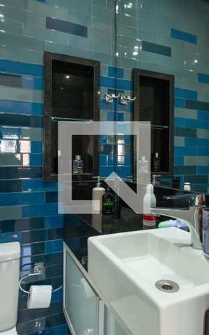 Casa de condomínio à venda com 464m², 4 quartos e 4 vagas Casa de condomínio à venda com 464m², 4 quartos e 4 vagasBanheiro da Suíte 2