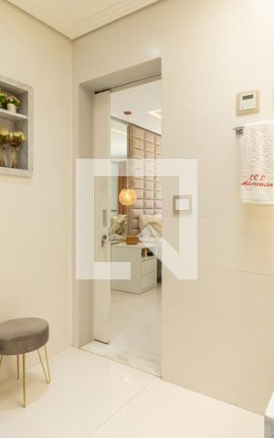 Casa de condomínio à venda com 464m², 4 quartos e 4 vagas Casa de condomínio à venda com 464m², 4 quartos e 4 vagasBanheiro da Suíte 1