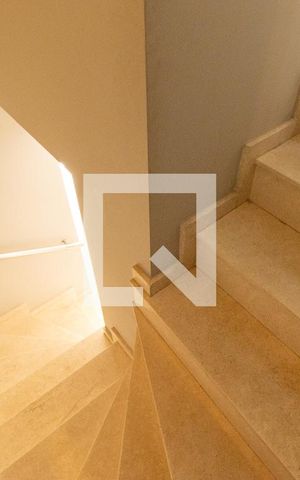 Casa de condomínio à venda com 464m², 4 quartos e 4 vagas Casa de condomínio à venda com 464m², 4 quartos e 4 vagasEscadas