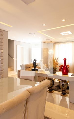 Casa de condomínio à venda com 464m², 4 quartos e 4 vagas Casa de condomínio à venda com 464m², 4 quartos e 4 vagasSala