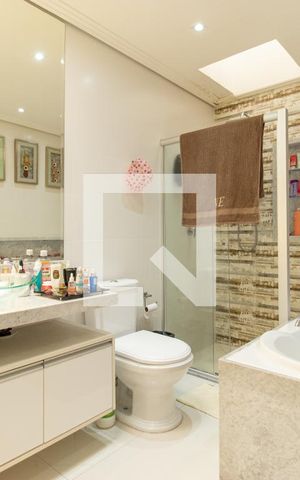 Casa de condomínio à venda com 464m², 4 quartos e 4 vagas Casa de condomínio à venda com 464m², 4 quartos e 4 vagasBanheiro da Suíte 1