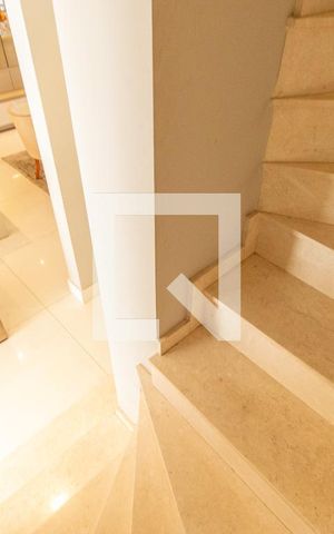 Casa de condomínio à venda com 464m², 4 quartos e 4 vagas Casa de condomínio à venda com 464m², 4 quartos e 4 vagasEscadas