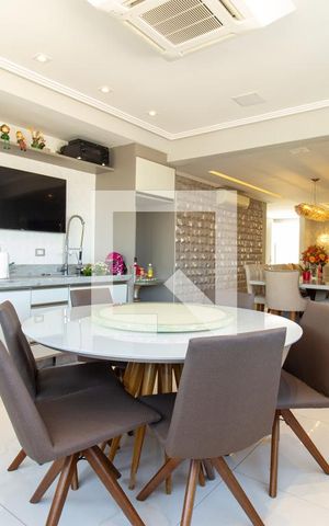 Casa de condomínio à venda com 464m², 4 quartos e 4 vagas Casa de condomínio à venda com 464m², 4 quartos e 4 vagasSala