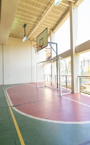 Casa de condomínio à venda com 464m², 4 quartos e 4 vagas Casa de condomínio à venda com 464m², 4 quartos e 4 vagasÁrea comum - Quadra esportiva