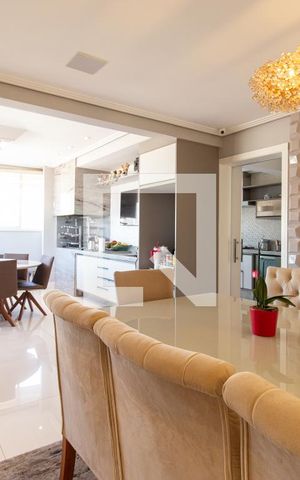 Casa de condomínio à venda com 464m², 4 quartos e 4 vagas Casa de condomínio à venda com 464m², 4 quartos e 4 vagasSala